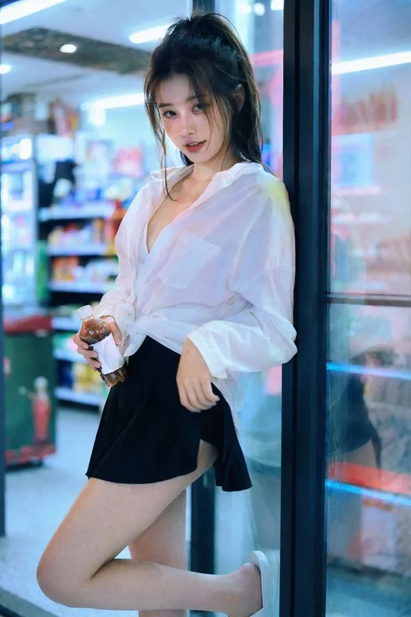 gpt-image-2 生成的摄影便利店霓虹人像，突出人像与摄影效果